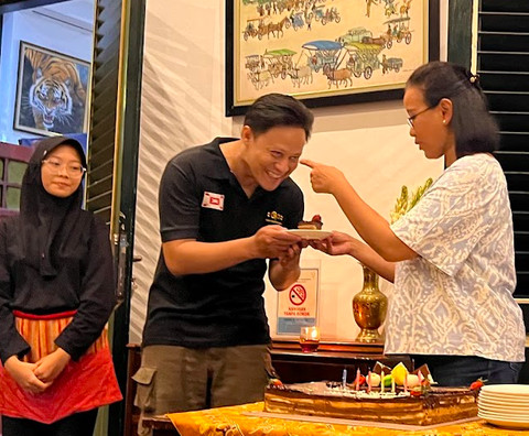 Karyawan tertua dan termuda menerima potongan pertama kue ultah dari GKR Mangkubumi. Foto: ESP
