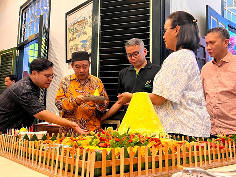 Syahbenol Hasibuan menerima potongan pertama tumpeng nasi kuning dari GKR Mangkubumi. Foto: ESP