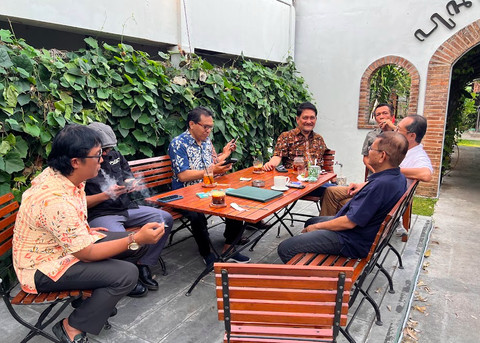 Wakil Ketua Umum Kadin DIY, Robby Kusumaharta dan beberapa anggota KADIN DIY dari berbagai asosiasi bercengkerama sesaat sebelum dimulainya acara. Foto: ESP