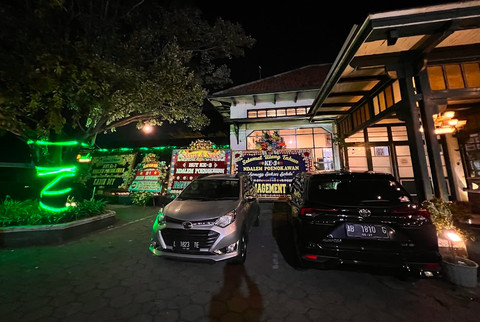 Beberapa karangan bunga ucapan ultah. Foto: ESP