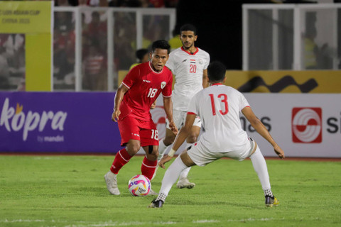 Pemain Timnas U-20 Indonesia Toni Firmansyah berusaha melewati Pemain Timnas U-20 Yaman Ahmed Mustafa Al-Hajj pada pertandingan Grup F Kualifikasi AFC U-20 Asian Cup di Stadion Madya, Jakarta, Minggu (29/9/2024). Foto: Jamal Ramadhan/kumparan