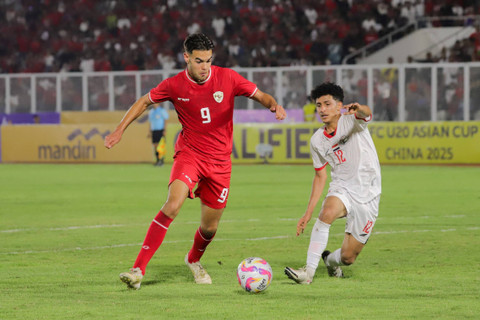 Pemain Timnas U-20 Indonesia Jens Raven mencetak gol ke gawang Timnas U-20 Yaman pada pertandingan Grup F Kualifikasi AFC U-20 Asian Cup di Stadion Madya, Jakarta, Minggu (29/9/2024). Foto: Jamal Ramadhan/kumparan