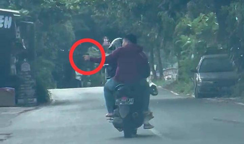 Seorang pria diduga acungkan senjata api di Jalan Way Sekampung, Rawa Laut, Tanjung Karang Timur. | Foto: istimewa