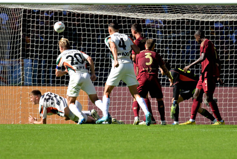 Pemain Venezia Joel Pohjanpalo mencetak gol ke gawang AS Roma pada pertandingan Liga Italia di Stadio Olimpico, Roma, Italia, Minggu (29/9/2024). Foto: Tiziana FABI /AFP