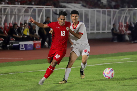 Pemain Timnas U-20 Indonesia Toni Firmansyah berebut bola dengan pemain Timnas U-20 Yaman pada pertandingan Grup F Kualifikasi AFC U-20 Asian Cup di Stadion Madya, Jakarta, Minggu (29/9/2024). Foto: Jamal Ramadhan/kumparan