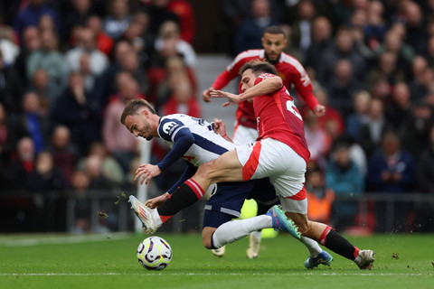 Pemain Manchester United Joshua Zirkzee berebut bola dengan pemain Tottenham Hotspur James Maddison  pada pertandingan Liga Inggris di Old Trafford, Manchester, Inggris, Minggu (29/9/2024). Foto: Lee Smith/REUTERS 