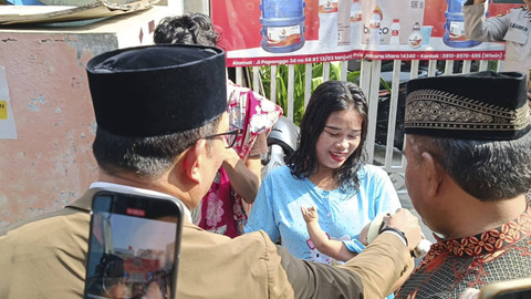 Cagub Jakarta, Ridwan Kamil menyapa warga sebelum silaturahmi dengan tokoh Dewan Masjid Indonesia di Papanggo, Tanjung Priok, Jakarta Utara, Senin (30/9/2024). Foto: Fadlan Nuril Fahmi/kumparan