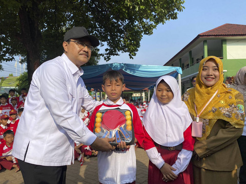 Momen Menteri Sosial, Saifullah Yusuf atau Gus Ipul memberi bantuan Asistensi Rehabilitasi Sosial (Atensi) pada pemulung dan bantuan alat pendidikan ke sekolah dasar di Bantar Gebang, Bekasi pada Senin (30/9/2024). Foto: Abid Raihan/kumparan