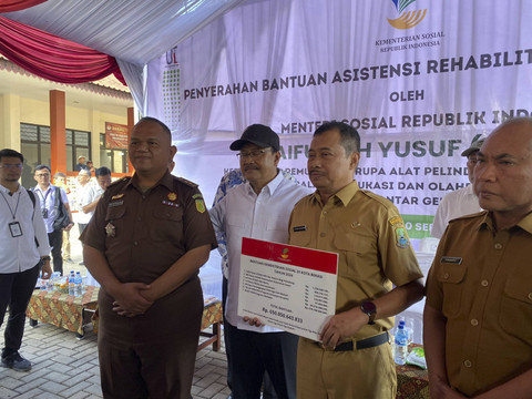 Momen Menteri Sosial, Saifullah Yusuf atau Gus Ipul memberi bantuan Asistensi Rehabilitasi Sosial (Atensi) pada pemulung dan bantuan alat pendidikan ke sekolah dasar di Bantar Gebang, Bekasi pada Senin (30/9/2024). Foto: Abid Raihan/kumparan