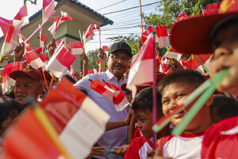 Menteri Sosial Saifullah Yusuf (Gus Ipul) disambut warga sebelum memberikan bantuan kepada masyarakat rentan sekitar TPST Bantar Gebang, Bekasi, Senin (30/9/2024). Foto: Iqbal Firdaus/kumparan