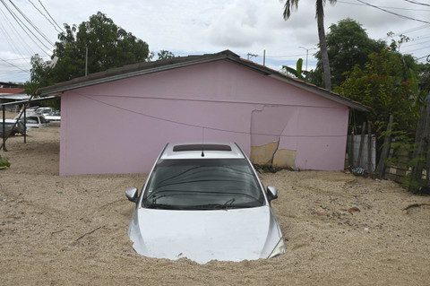 Sebuah mobil yang tertutup pasir terlihat setelah Badai John di Acapulco, Negara Bagian Guerrero, Meksiko, Minggu (29/9/2024). Foto: FRANCISCO ROBLES/AFP