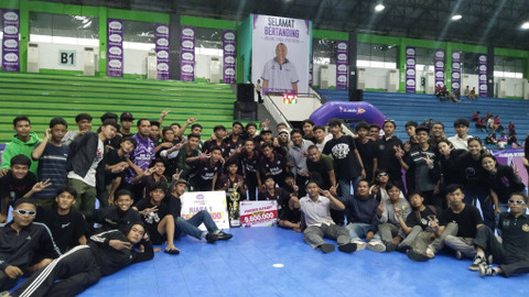 Kemenangan tim futsal SMKN 4 Pontianak disambut meriah suporter. Foto: Akademus Caturio/Hi!Pontianak