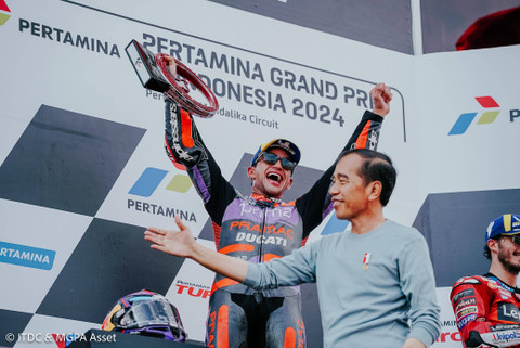 Para pemenang Pertamina Grand Prix of Indonesia 2024 menerima langsung trofi juara dari Presiden Jokowi. Foto: dok. InJourney