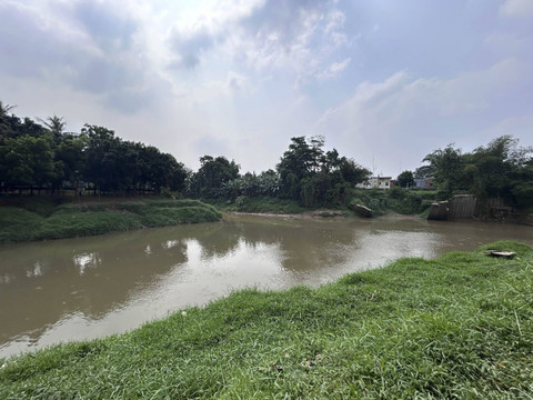 Hulu Kali Bekasi di belakang gubuk. Foto: Dok. Lipsus kumparan