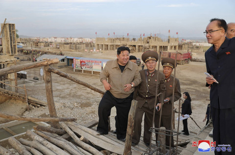 Pemimpin Korea Utara Kim Jong-un meninjau pekerjaan konstruksi restorasi di daerah yang dilanda banjir di Provinsi Pyongan Utara, Korea Utara, Minggu (29/9/2024). Foto: Dok. Kantor Berita Pusat Korea Utara