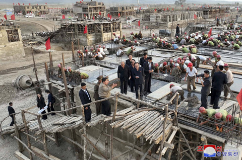 Pemimpin Korea Utara Kim Jong-un meninjau pekerjaan konstruksi restorasi di daerah yang dilanda banjir di Provinsi Pyongan Utara, Korea Utara, Minggu (29/9/2024). Foto: Dok. Kantor Berita Pusat Korea Utara