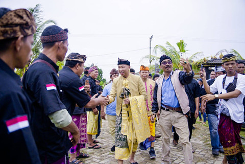 Calon Gubernur Lampung, Rahmat Mirzani Djausal mendapatkan gelar kehormatan Ksatria Shri Nata Buana dari Komunitas umat Hindu Bali di Lampung | Foto : Ist