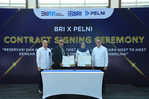 Head of BRILink Business Division BRI Windriyo Aribowo (kedua dari kiri), Direktur Usaha Angkutan Penumpang PELNI Nuraini Dessy W (kedua dari kanan), dan Senior Executive Vice President (SEVP) Ultra Micro BRI Muhammad Candra Utama (kanan) pada penandatanganan kerja sama Reservasi dan Payment Point Tiket Kapal Laut PELNI melalui AgenBRILink. Foto: Dok. BRI