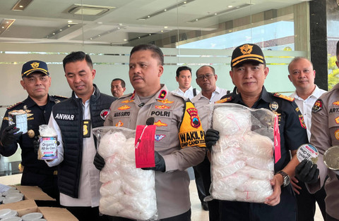 Wakapolda Jateng, Brigjen Pol Agus Suryonugroho, menunjukkan barbuk sabu. Dok: Intan/kumparan