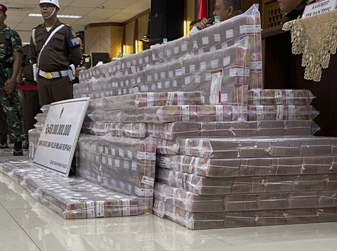 Kejagung tunjukan Rp 450 miliar yang disita dari kasus tindak pidana pencucian uang dengan tindak pidana asal tindak pidana korupsi Palma Group atas nama tersangka PT. Asset Pacific, di Kejagung RI, Jakarta Selatan pada Senin (30/9/2024). Foto: Abid Raihan/kumparan