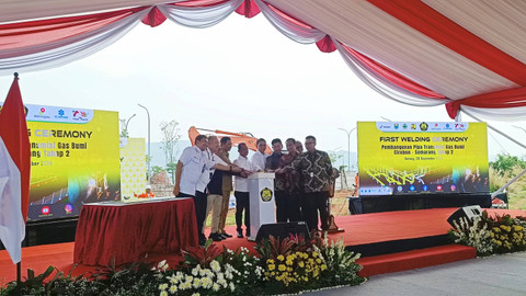 Menteri ESDM Bahlil Lahadalia meresmikan pengelasan pertama (first welding) pipa transmisi gas bumi Cirebon-Semarang (Cisem) Tahap II di KIT Batang, Senin (30/9/2024). Foto: Fariza Rizky Ananda/kumparan