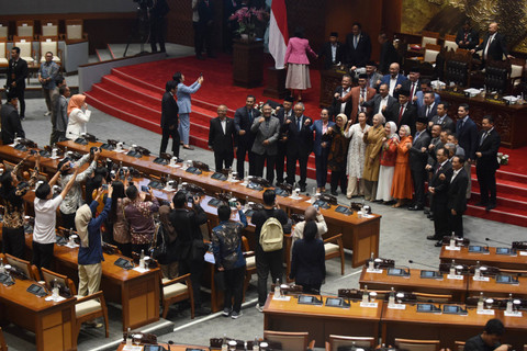 Anggota DPR Fraksi Partai Gerindra berfoto bersama sebelum dimulainya Rapat Paripurna DPR Penutupan Masa Sidang I Tahun Sidang 2024-2025 Keanggotaan DPR RI 2019-2024 di Kompleks Parlemen, Senayan, Jakarta, Senin (30/9/2024). Foto: Indrianto Eko Suwarso/ANTARA FOTO