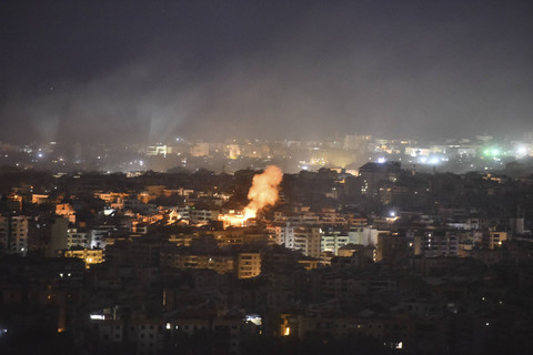 Foto yang diambil dari Israel utara, di sepanjang perbatasan dengan Lebanon selatan, pada 30 September 2024 ini menunjukkan kebakaran setelah pengeboman Israel di sebuah wilayah di Lebanon selatan. Foto: FADEL ITANI/AFP