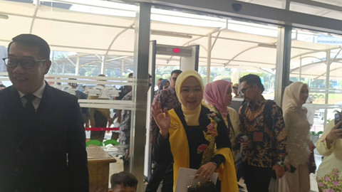 Ridwan Kamil temani istrinya Atalia Praratya yang akan dilantik sebagai anggota DPR RI Periode 2024-2029, Senayan, Jakarta Pusat, Selasa (1/10/2024). Foto: Thomas Bosco/kumparan