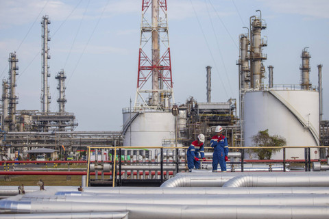 Dua petugas Pertamina memeriksa pipa jalur distribusi BBM yang akan dikirim ke terminal bahan bakar untuk kebutuhan Jakarta, banten dan Jawa barat di Kilang Pertamina Internasional (KPI) Unit Balongan di Indramayu, Jawa Barat. Foto: Dhedez Anggara/ANTARA FOTO