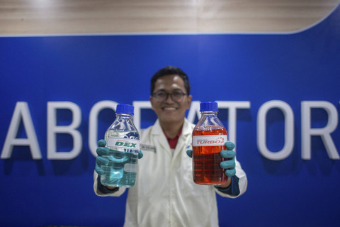 Petugas laboratorium menunjukkan jenis BBM beroktan tinggi yang diproduksi oleh Kilang Pertamina Internasional (KPI) Unit Balongan di Indramayu, Jawa Barat. Foto: Dhedez Anggara/ANTARA FOTO