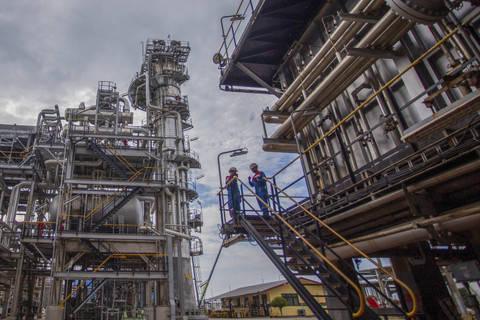 Dua petugas Pertamina memeriksa fasilitas produksi di Crude Destillation Unit (CDU) Kilang Pertamina Internasional (KPI) Unit Balongan di Indramayu, Jawa Barat. Foto: Dhedez Anggara/ANTARA FOTO