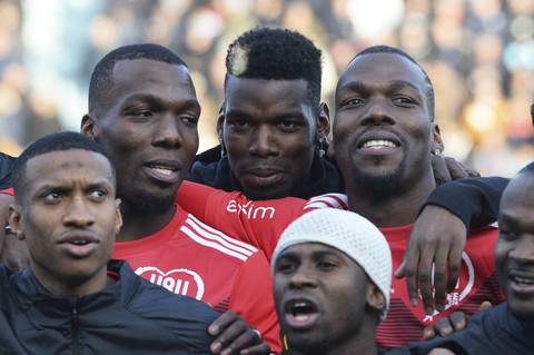 Pogba bersaudara dan Paul Pogba, Florentin Pogba,  Mathias Pogba (R), berpose sebelum pertandingan sepak bola gala antara All Star Prancis dan Guinea di Stadion Vallee du Cher di Tours, Prancis tengah (29/12/2019). Foto: Guillaume Souvant/AFP