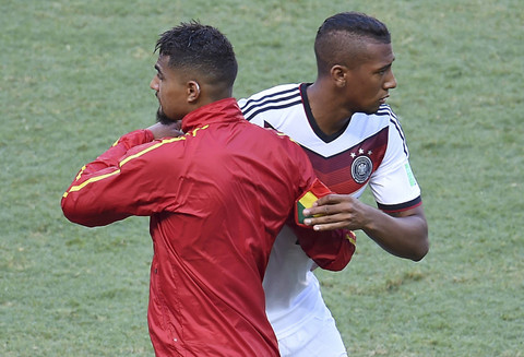 Pemain belakang Jerman, Jerome Boateng (belakang), memeluk saudaranya, pemain depan Ghana, Kevin-Prince Boateng, sebelum pertandingan sepak bola Grup G antara Jerman dan Ghana di Stadion Castelao, Fortaleza, pada Piala Dunia FIFA 2014 Foto: Guillaume Souvant/AFP