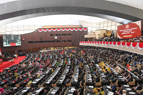 Sejumlah anggota DPR, DPD, dan MPR menunggu upacara pelantikan di Gedung Nusantara, Kompleks Parlemen, Senayan, Jakarta, Selasa (1/10/2024). Foto: Dhemas Reviyanto/ANTARA FOTO