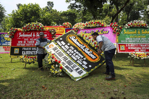 Karangan bunga ucapan selamat kepada anggota Dewan yang akan dilantik tampak berjejer di sekitar gedung DPR, Senayan, Jakarta, Selasa (01/10/2024). Foto: Iqbal Firdaus/kumparan