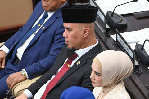 Pasangan artis sekaligus anggota DPR terpilih masa bakti 2024-2029 dari Partai Gerindra, Ahmad Dhani Prasetya dan Mulan Jameela, Selasa (1/10/2024). Foto: Dhemas Reviyanto/ANTARA FOTO