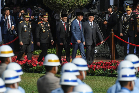 Presiden Joko Widodo didampingi Menteri Pertahanan yang juga Presiden terpilih Prabowo Subianto, Mendikbud Ristek Nadiem Makarim menghadiri upacara peringatan Hari Kesaktian Pancasila di Monumen Pancasila Sakti, Lubang Buaya, Jakarta, Selasa (1/10). Foto: Hafidz Mubarak A/Antara Foto 
