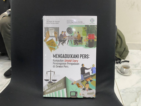 Buku Mengadu(kan) Pers: Kumpulan Untold Story Penanganan Pengaduan di Dewan Pers. Foto: Abid Raihan/kumparan