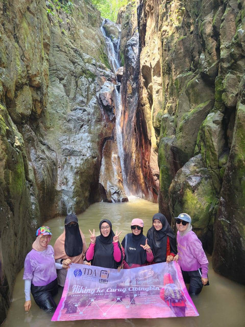 TDA Perempuan Tangerang Raya Lakukan Fun Hiking di Curug Cibingbin