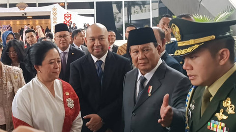 Ketua DPR periode 2019-2024 Puan Maharani berbincang dengan presiden terpilih Prabowo Subianto, dan anaknya Didit Hediprasetyo usai pelantikan anggota parlemen 2024-2029, di Kompleks Parlemen, Senayan, Jakarta, Selasa (1/10/2024). Foto: Thomas Bosco/kumparan