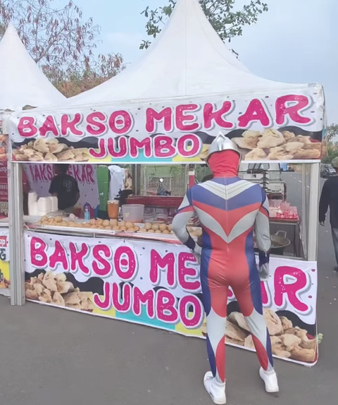 Jamaludin Malik memakai kostum Ultraman saat mengamati bakso bakar di Jepara. Jamaludin terpilih sebagai anggota DPR 2024-2029. Foto: Instagram/@jmforindonesia