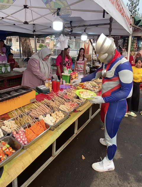 Jamaludin Malik berdandan Ultraman di Jepara jelang Pemilu 2024. Foto: Instagram/@jmforindonesia