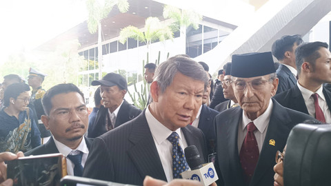 Adik Prabowo Subianto, Hashim Sujono Djojohadikusumo saat dijumpai usai pelantikan DPR periode 2024-2029, Jakpus, Selasa (1/10/2024). Foto: Thomas Bosco/kumparan