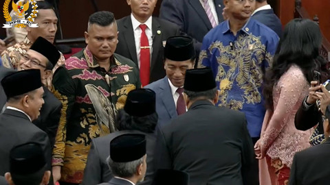 Presiden Joko Widodo berjabat tangan dengan anggota DPD terpilih Alfiansyah alias Komeng usai menghadiri pelantikan anggota Parlemen masa bakti 2024-2029 di Gedung Nusantara, Kompleks Parlemen Senayan, Jakarta, Selasa (1/10/2024). Foto: Youtube/MPR RI