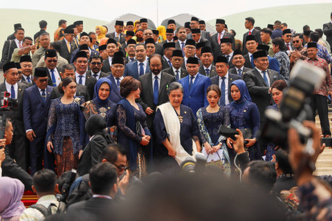 Sejumlah anggota dewan berkumpul bersama keluarga usai melaksanakan pelantikan anggota MPR/DPR/DPD RI periode 2024/2029 di Kompleks Parlemen, Senayan, Jakarta, Selasa (1/10/2024). Foto: Iqbal Firdaus/kumparan