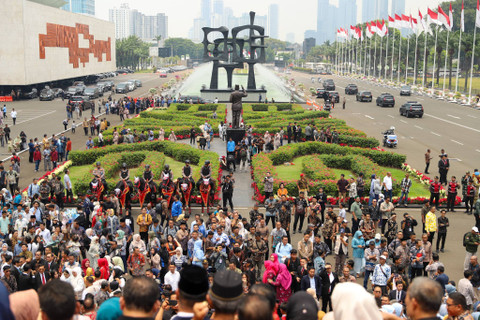 Sejumlah anggota dewan berkumpul bersama keluarga usai melaksanakan pelantikan anggota MPR/DPR/DPD RI periode 2024/2029 di Kompleks Parlemen, Senayan, Jakarta, Selasa (1/10/2024). Foto: Iqbal Firdaus/kumparan