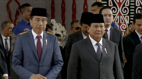 Presiden Jokowi bersama Prabowo Subianto tiba di acara pelantikan anggota DPR dan DPD Periode 2024-2029 di Kompleks Parlemen Senayan, Selasa (1/10/2024). Foto: Dok. Istimewa