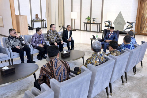 Pansel Capim dan Dewas KPK menyerahkan nama-nama ke Presiden Jokowi di Lanud Halim Perdanakusuma, Jakarta Timur, Selasa (1/10/2024). Foto: Dok. Setpres RI