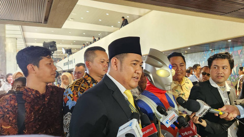 Anggota DPR periode 2024-2029 Jamaludin Malik usai dilantik terlihat memakai jas dan peci saat dijumpai di kompleks parlemen, Jakpus, Selasa (1/10/2024).  Foto: Thomas Bosco/kumparan