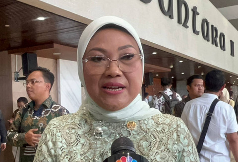 Anggota DPR RI dari fraksi PKB Ida Fauziyah menjawab pertanyaan wartawan saat menghadiri pelantikan di Kompleks Parlemen, Senayan, Jakarta, Selasa (1/10/2024). Foto: Haya Syahira/kumparan